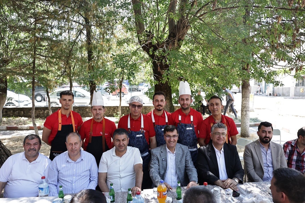 Başkan Kahveci, Ak&ccedil;aalan&rsquo;da birlik ve beraberlik yemeğine katıldı
