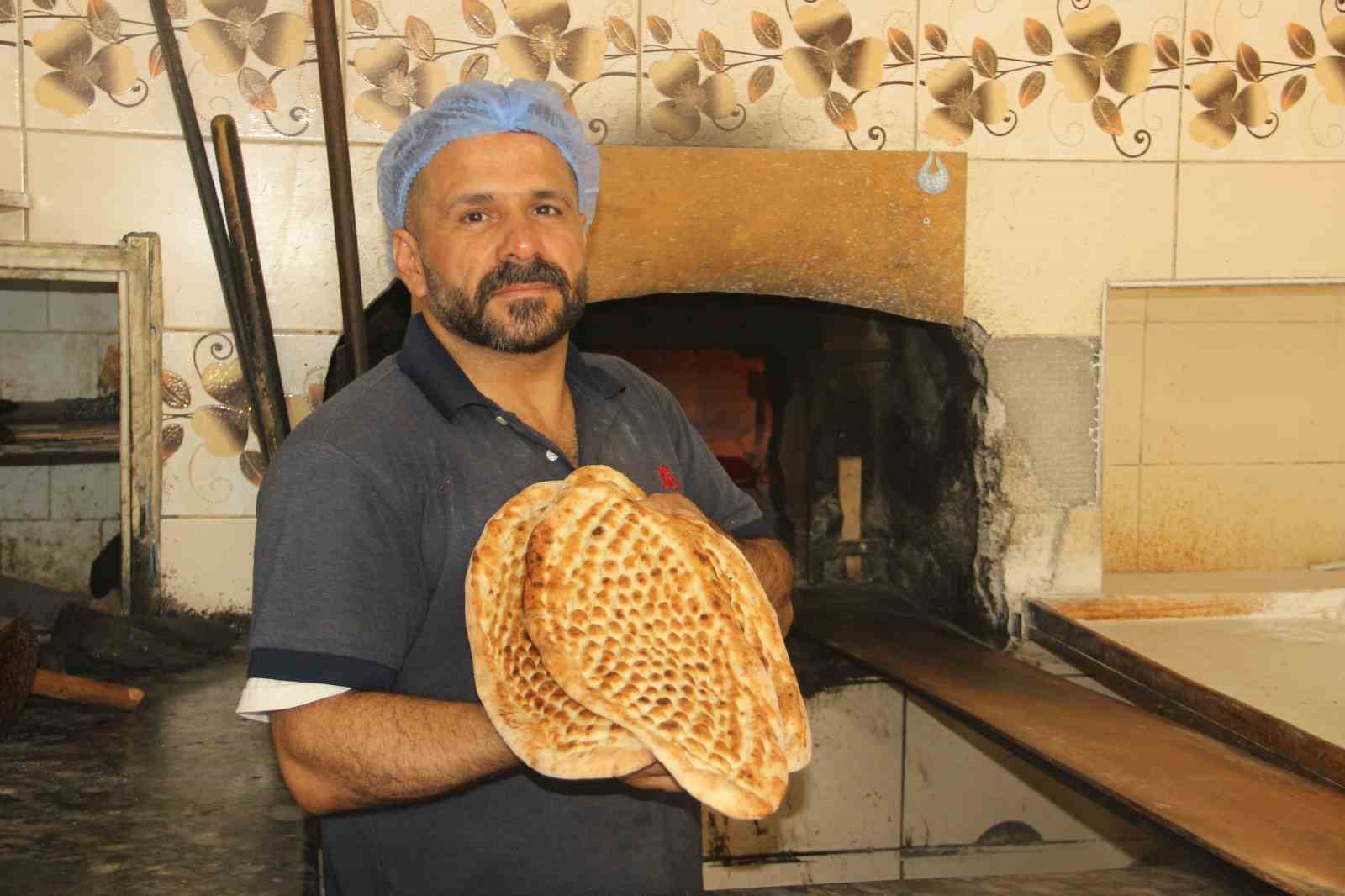 Komşu fırıncılara kızdı, ekmekte 3 lira indirim yaptı
