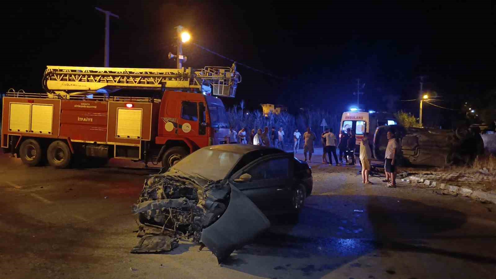 Kavşakta otomobiller çarpıştı: 3 yaralı