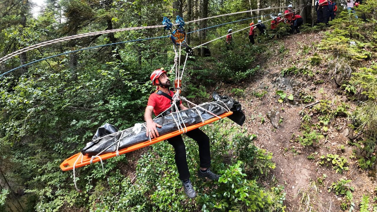 Uçurumdan yaralıyı kurtardılar
