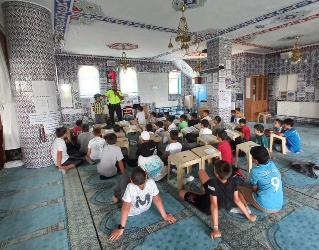Niğde’de polislerden öğrenci ve vatandaşlara trafik eğitimi