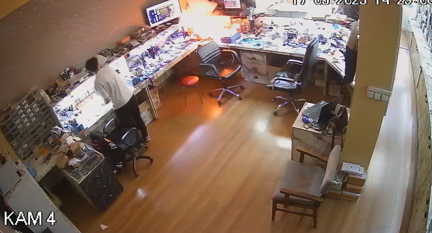 Tamir için servise getirilen telefon bomba gibi patladı