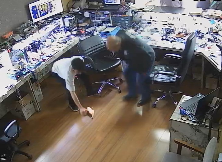 Tamir için servise getirilen telefon bomba gibi patladı