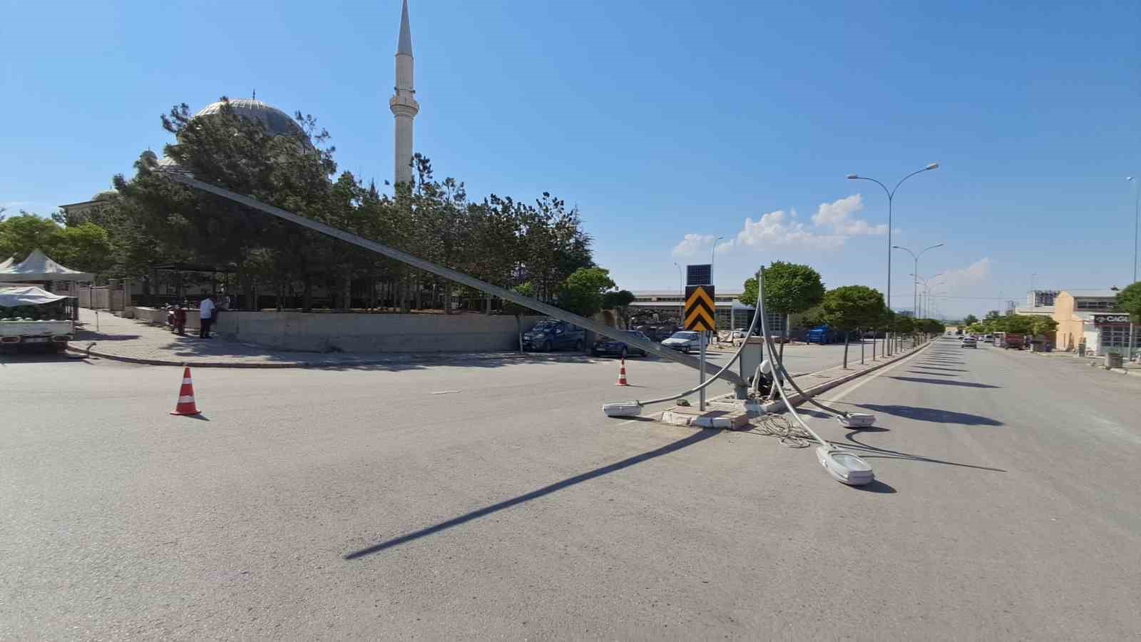 Karaman&rsquo;da aydınlatma direğini deviren ara&ccedil; ka&ccedil;tı
