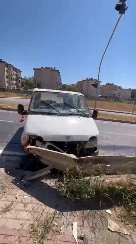 İnegöl’de minibüs bariyerlere çarptı