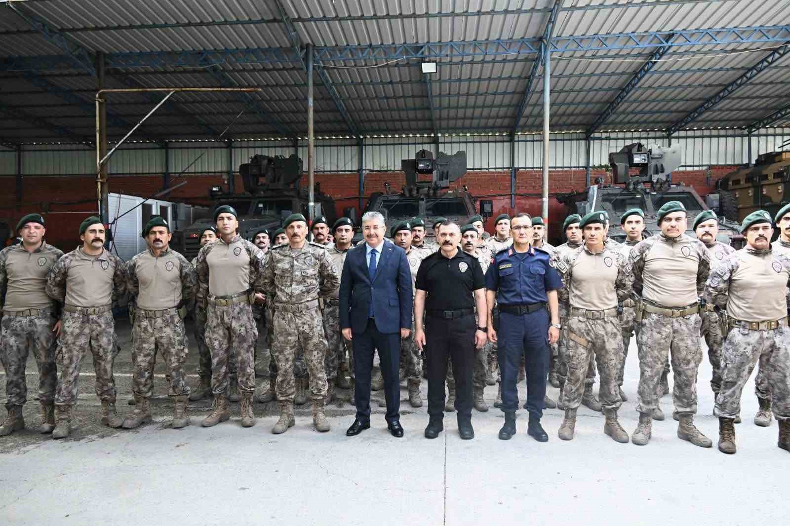 Özel Harekat polisleri dualarla Suriye’ye uğurlandı