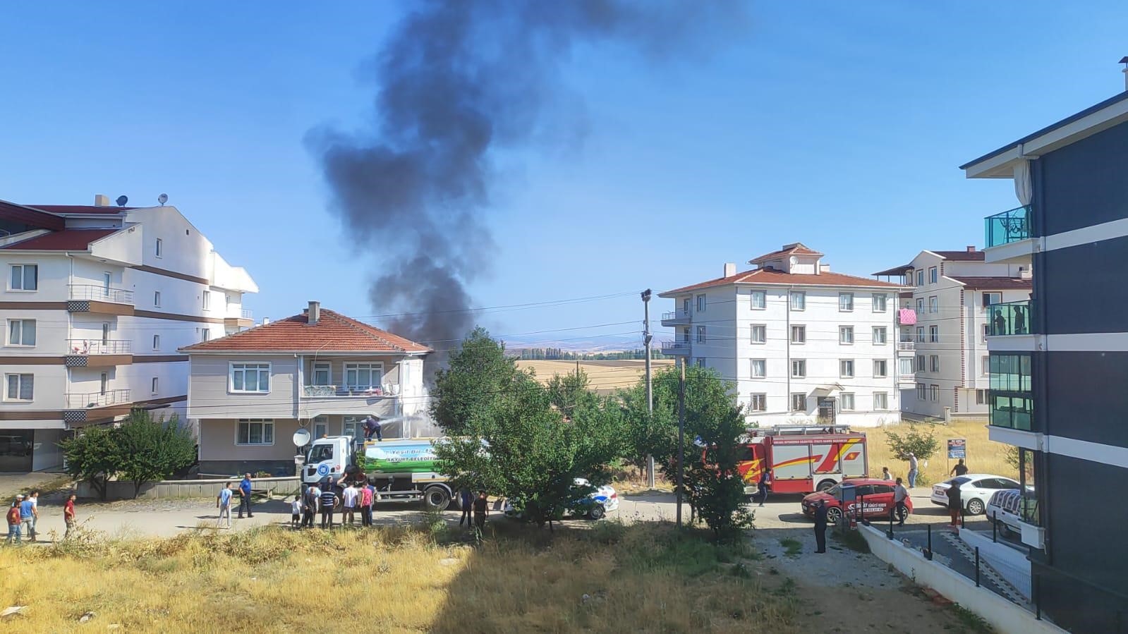Ankara’da garajda park halinde bulunan araç yanarak kül oldu
