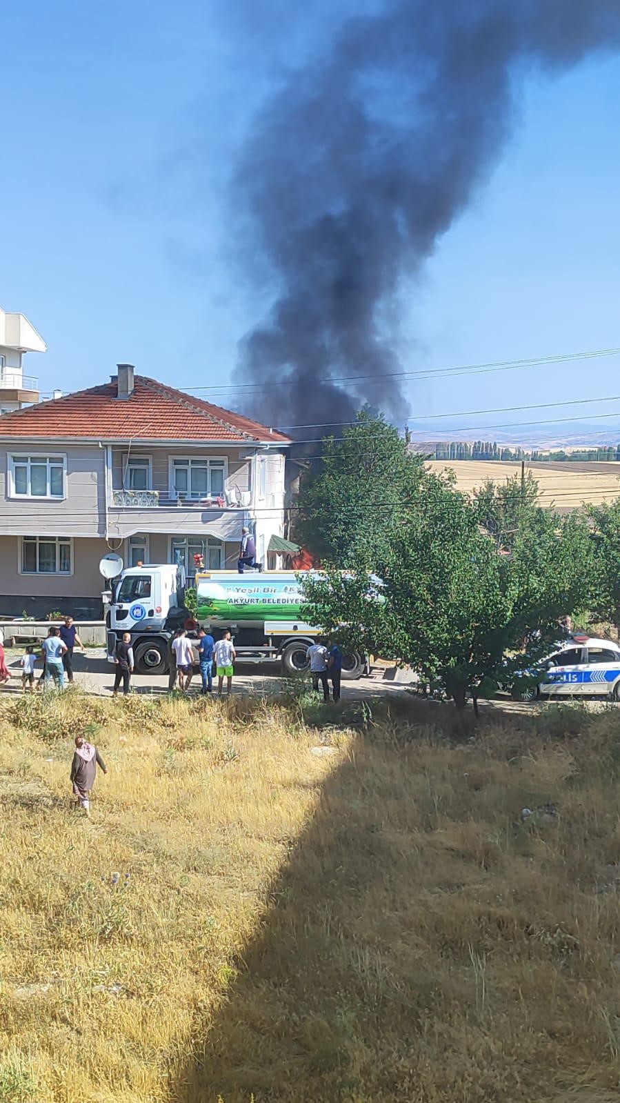 Ankara&rsquo;da garajda park halinde bulunan ara&ccedil; yanarak k&uuml;l oldu
