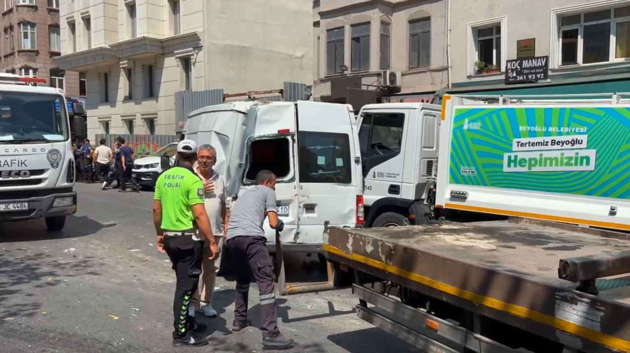 Beyoğlu’nda freni patlayan İETT otobüsü zincirleme kazaya neden oldu: 4 yaralı