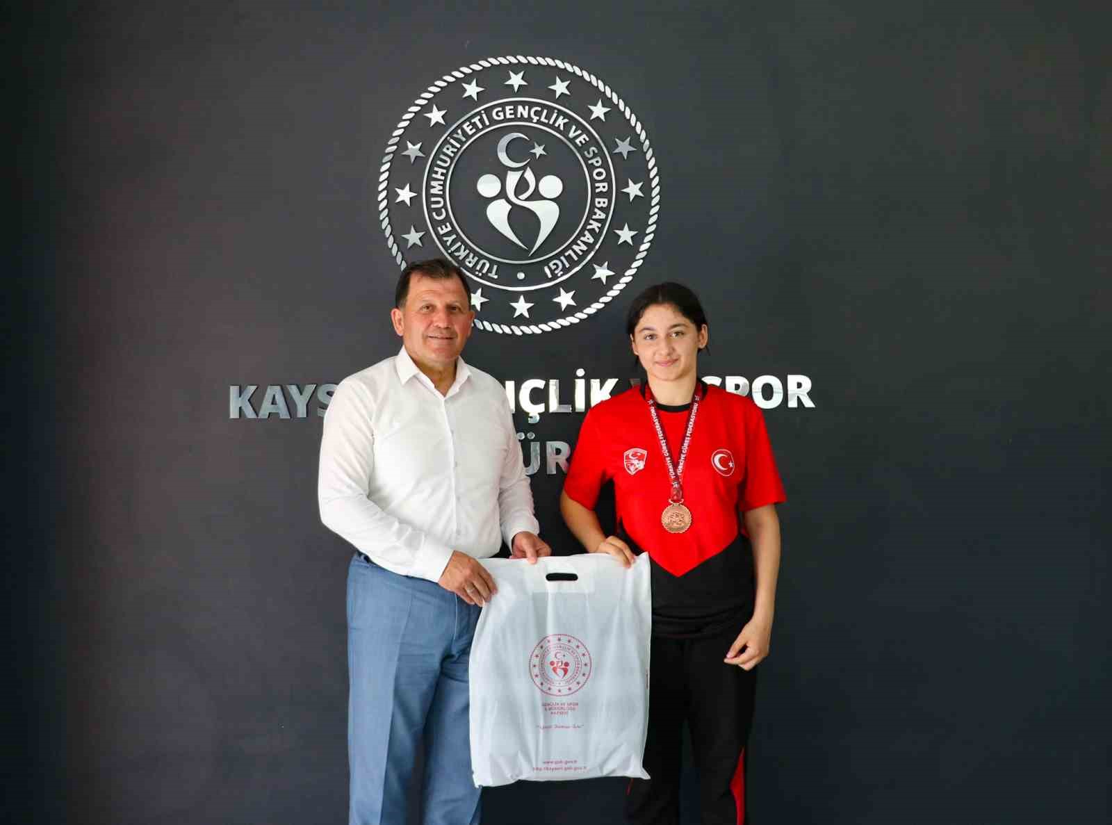 Şampiyonlardan Kabakcı’ya ziyaret