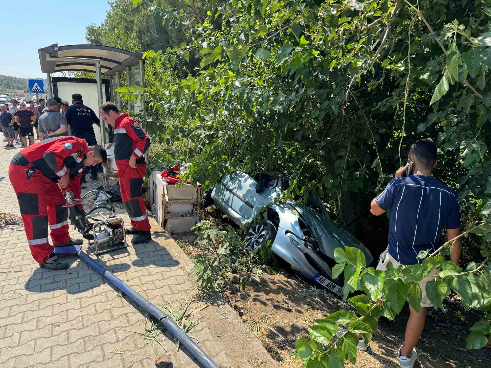 Fethiye&rsquo;de trafik kazası: 2 &ouml;l&uuml;, 1 yaralı
