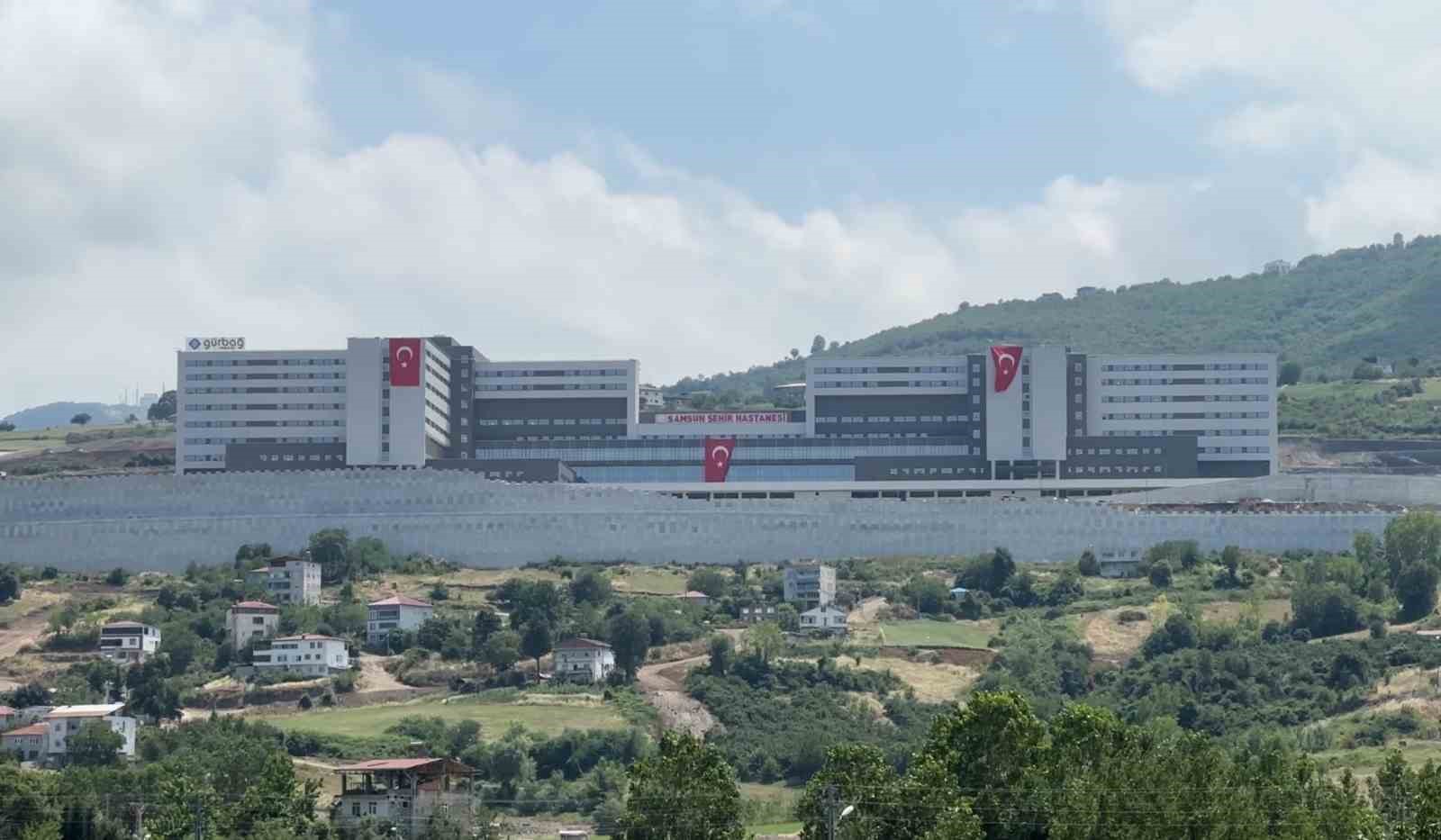 Hastane inşaatında üzerine demir parçası düşen işçi yaralandı