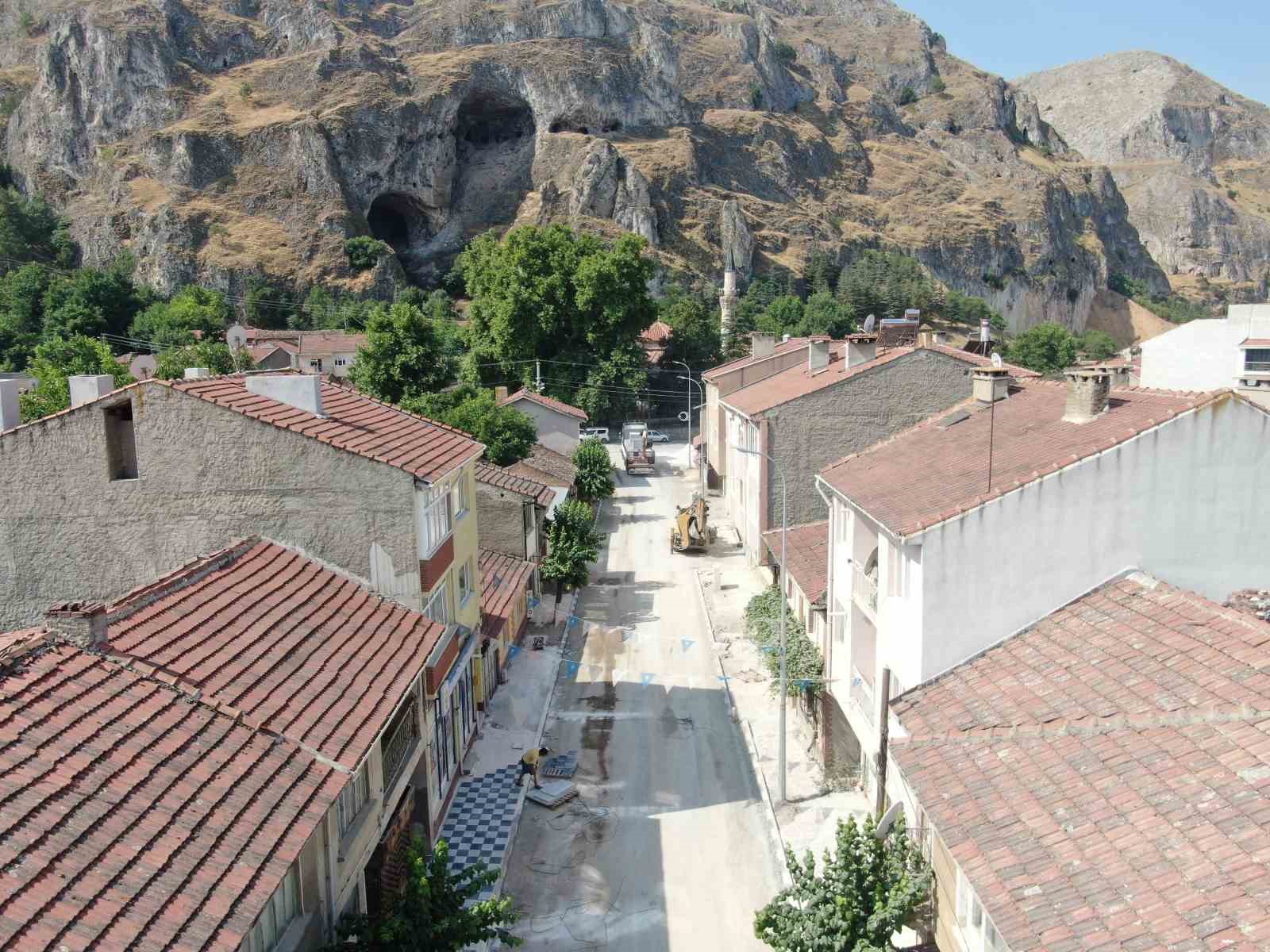 Mustafa Kemal Caddesi’nde kaldırım çalışmaları tamamlandı