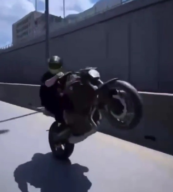 Plakasız motosikletle akrobasi hareketi yapan s&uuml;r&uuml;c&uuml;ye, Trafik Kanunu&rsquo;nun &ccedil;eşitli maddelerinden ceza uygulandı
