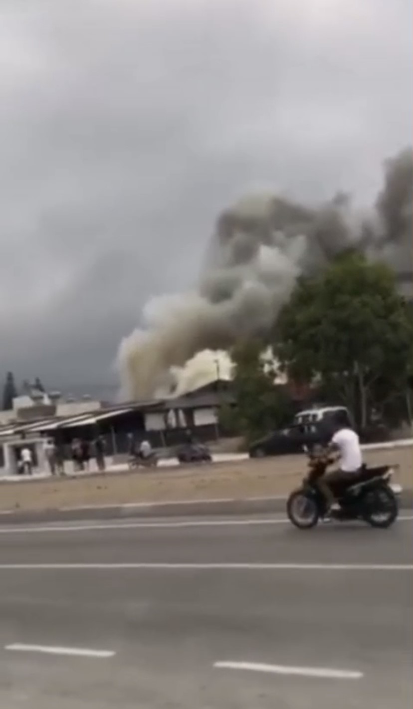 Alevlerin yükseldiği kafe kullanılmaz hale geldi
