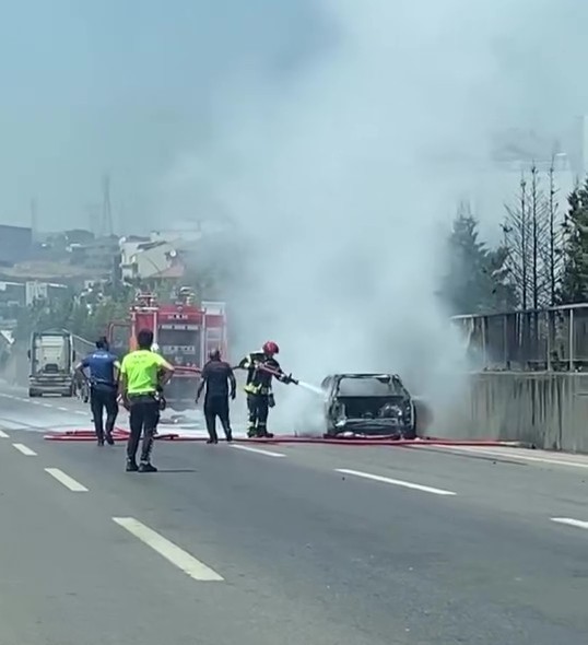 Yanan otomobilden geriye hurda yığını kaldı
