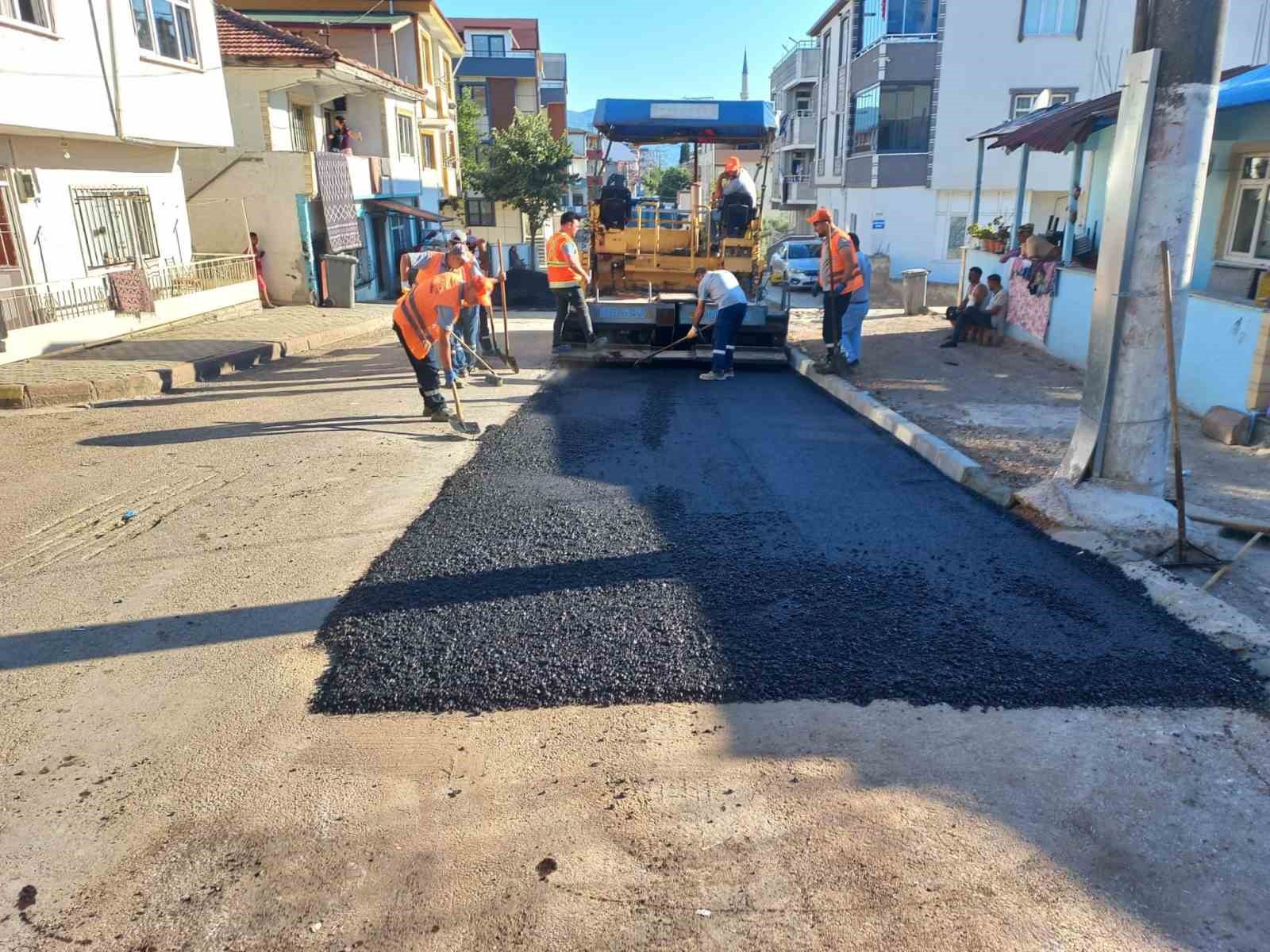 K&ouml;rfez&rsquo;de 2 mahalleye 210 ton sıcak asfalt
