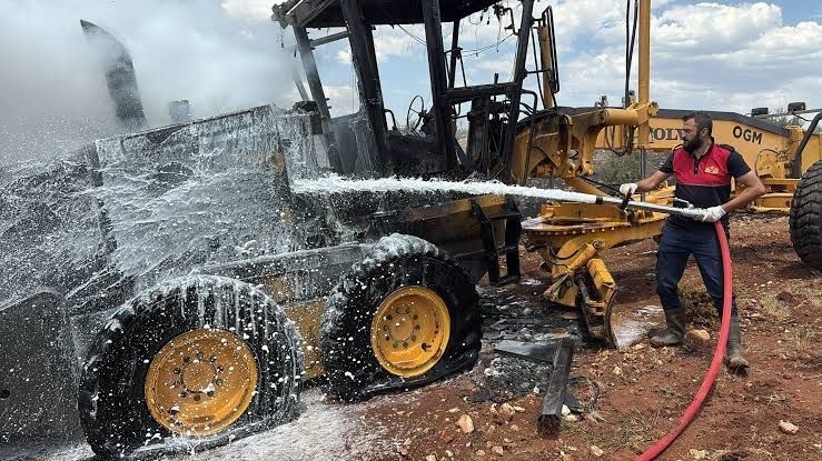Orman B&ouml;lge M&uuml;d&uuml;r&uuml; yangının ortasında kaldı
