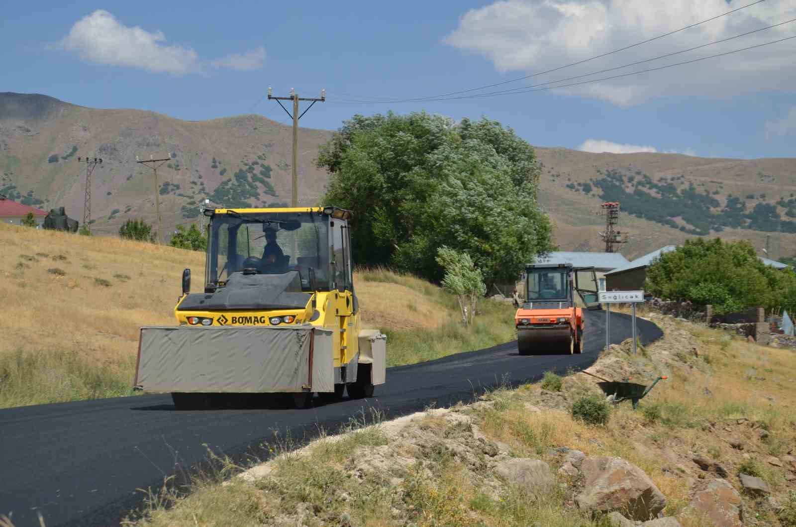 Muş’ta sıcak asfalt mesaisi