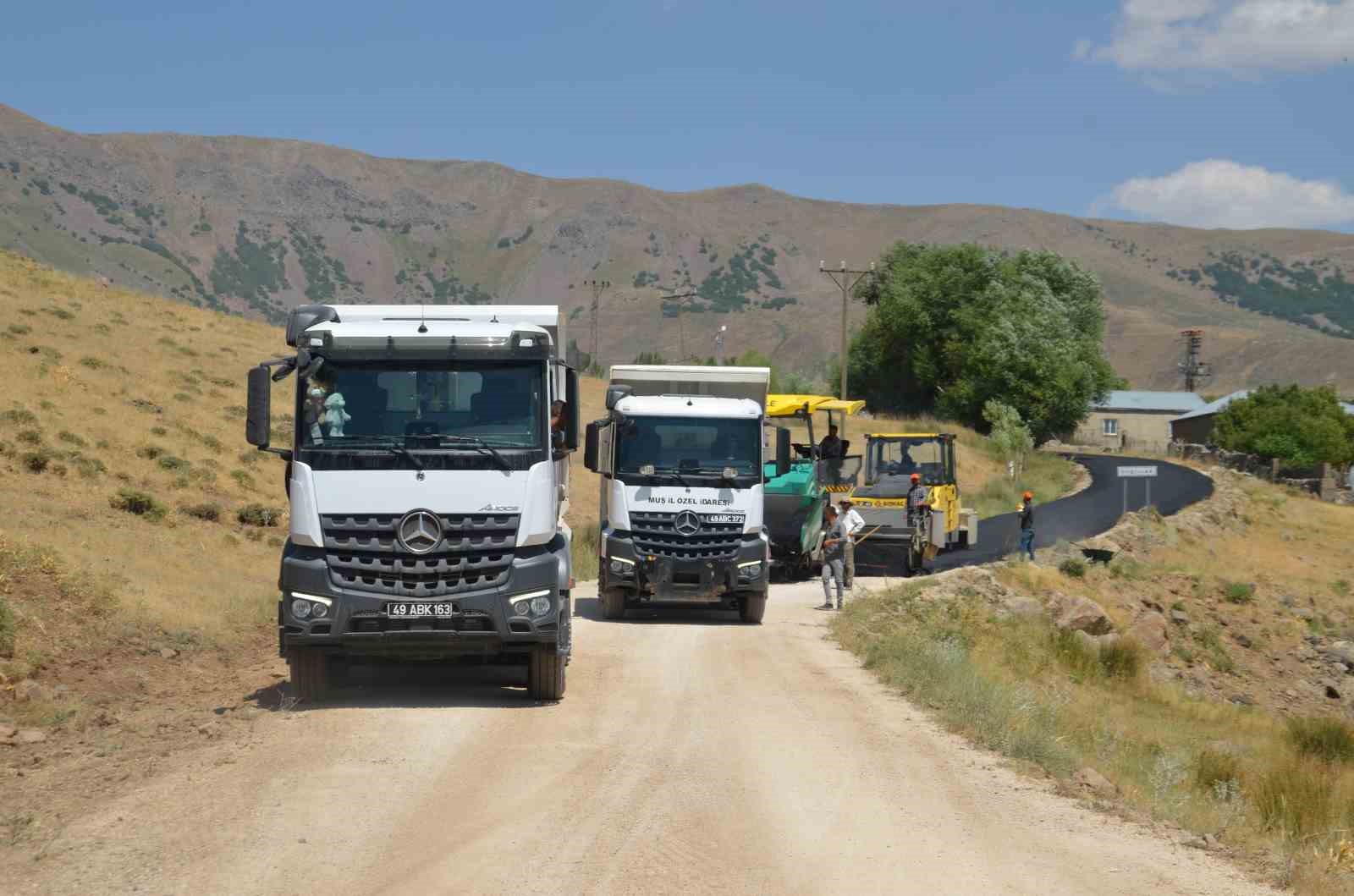 Muş’ta sıcak asfalt mesaisi