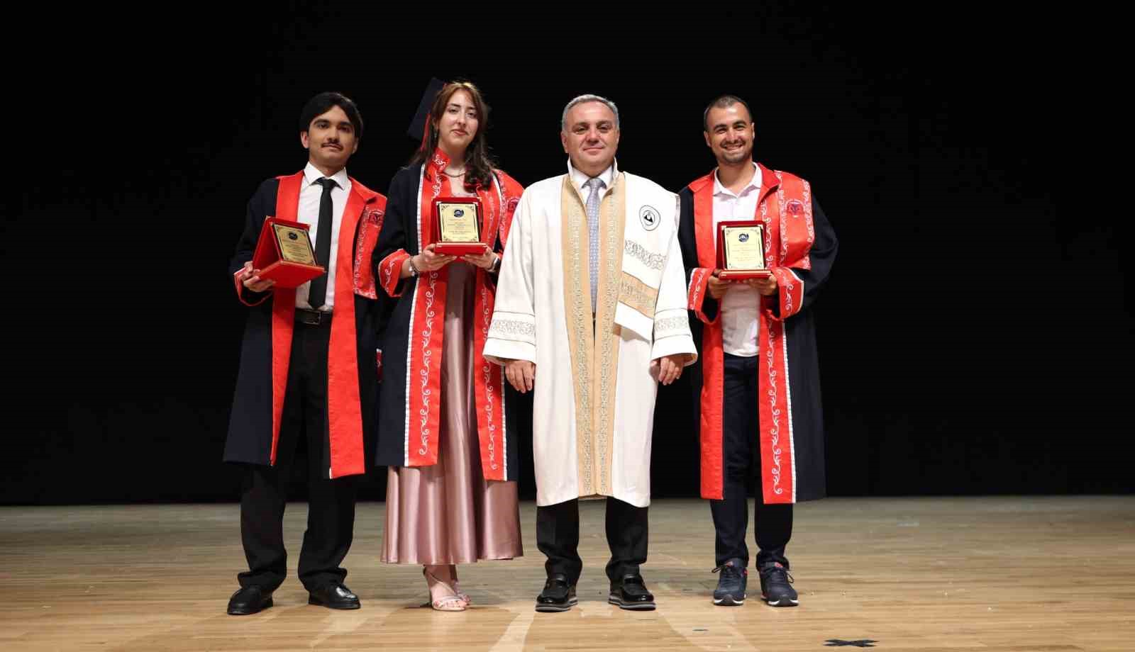 ERÜ Edebiyat Fakültesi mezuniyet sevinci