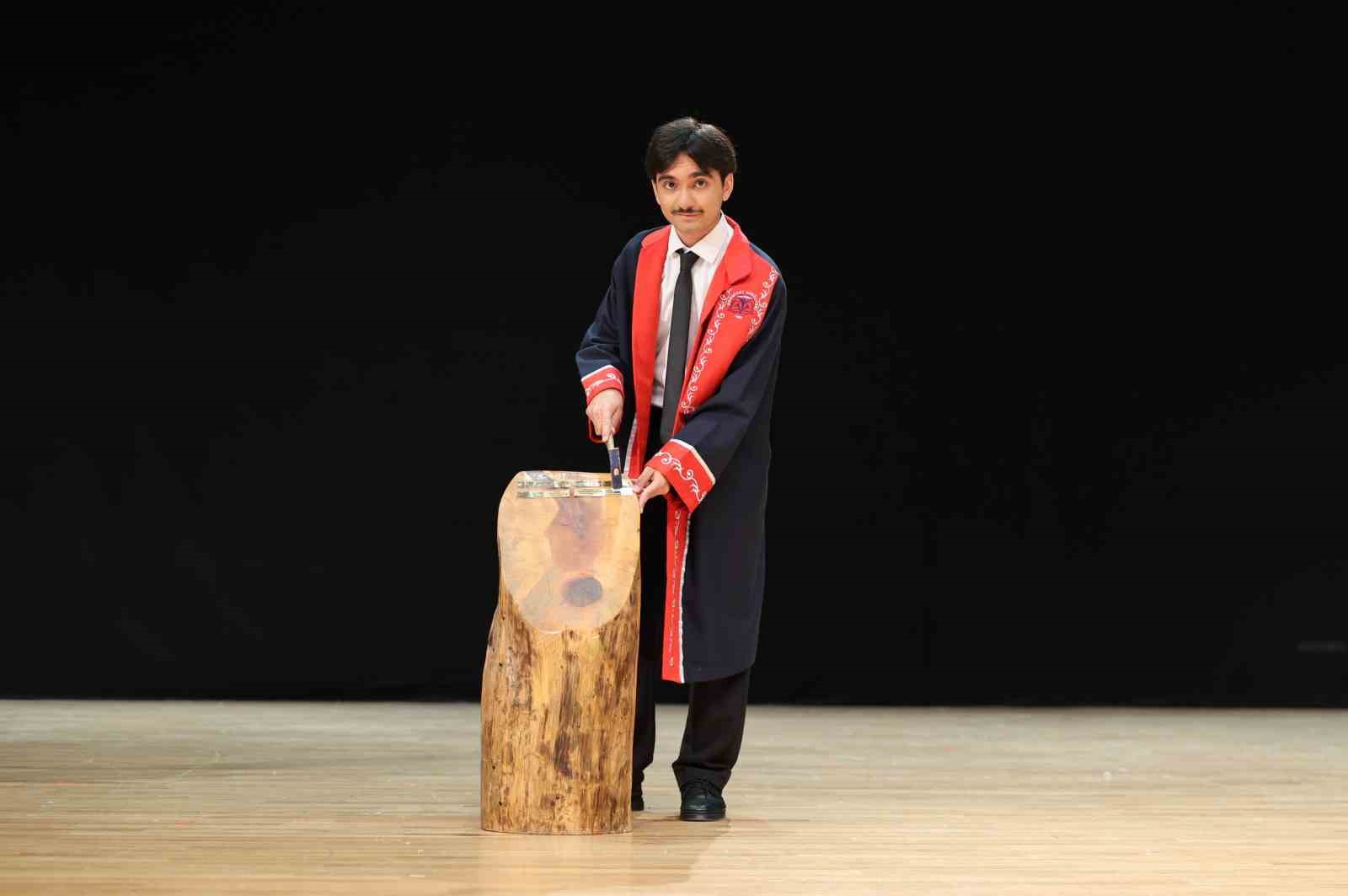 ERÜ Edebiyat Fakültesi mezuniyet sevinci