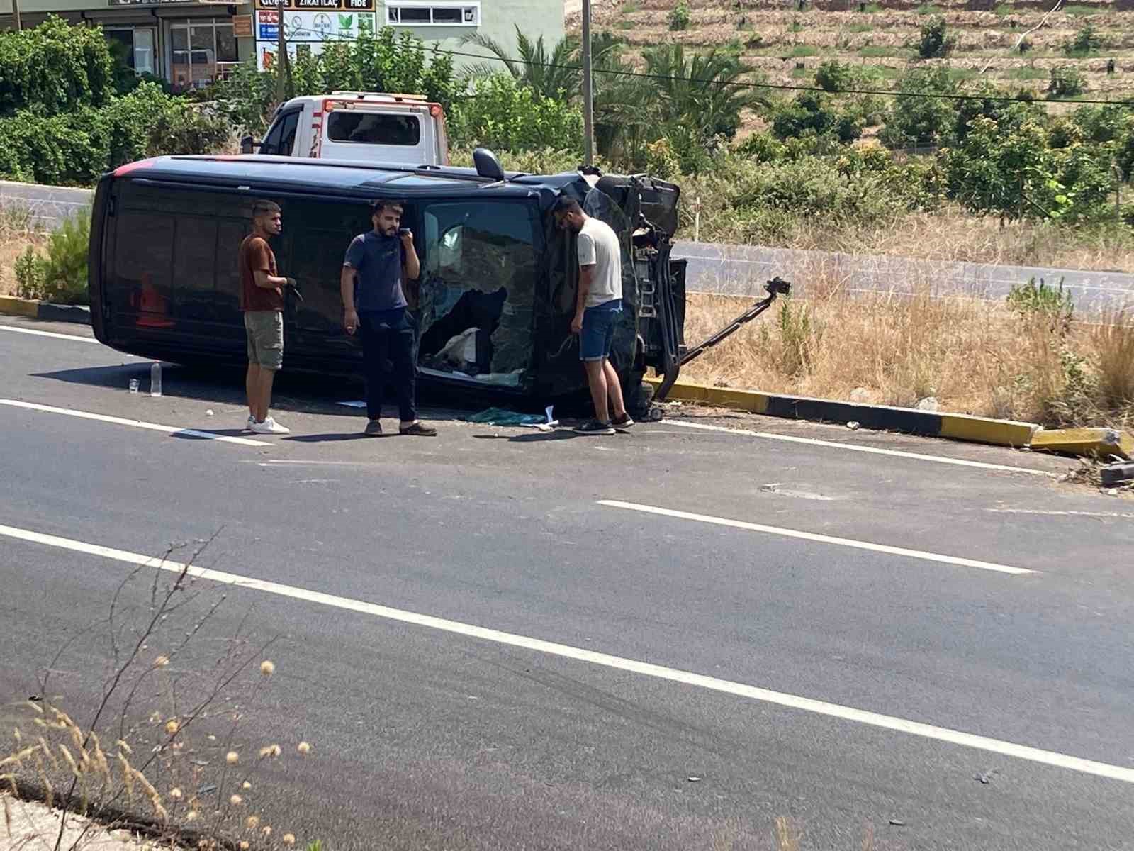 Alanya’da karşı şeride geçen hafif ticari araç ticari taksiyle çarpıştı: 1 yaralı