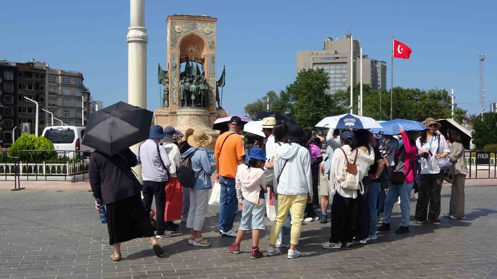 Taksim’de sıcak hava bunalttı: Vatandaşlar gölgelere akın etti
