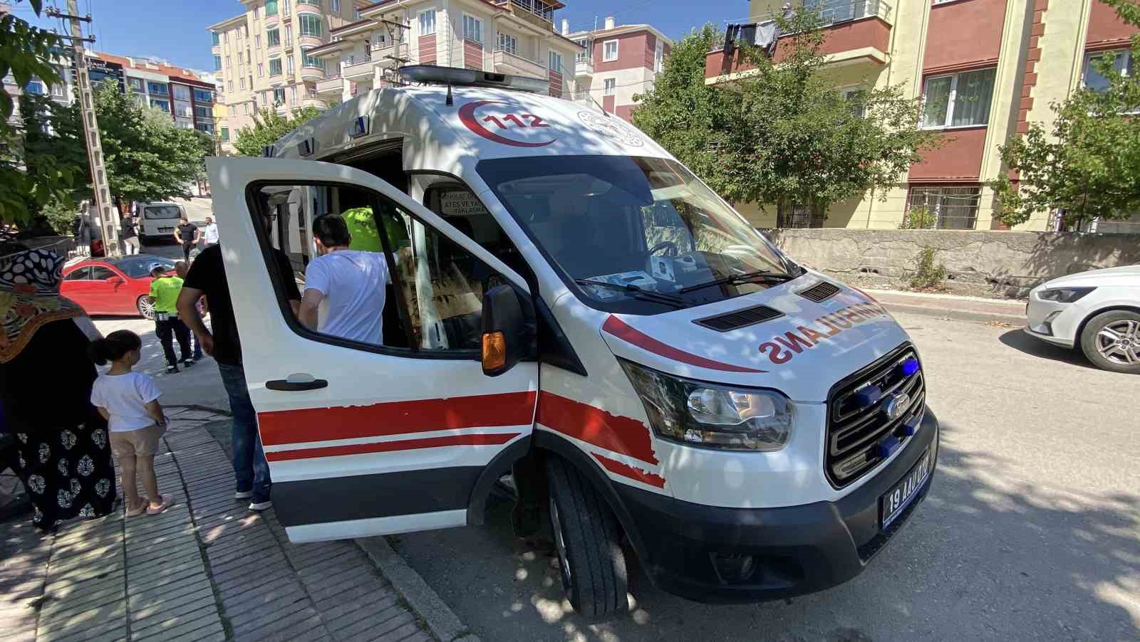 &Ccedil;orum&rsquo;da hafif ticari ara&ccedil; ile otomobil &ccedil;arpıştı
