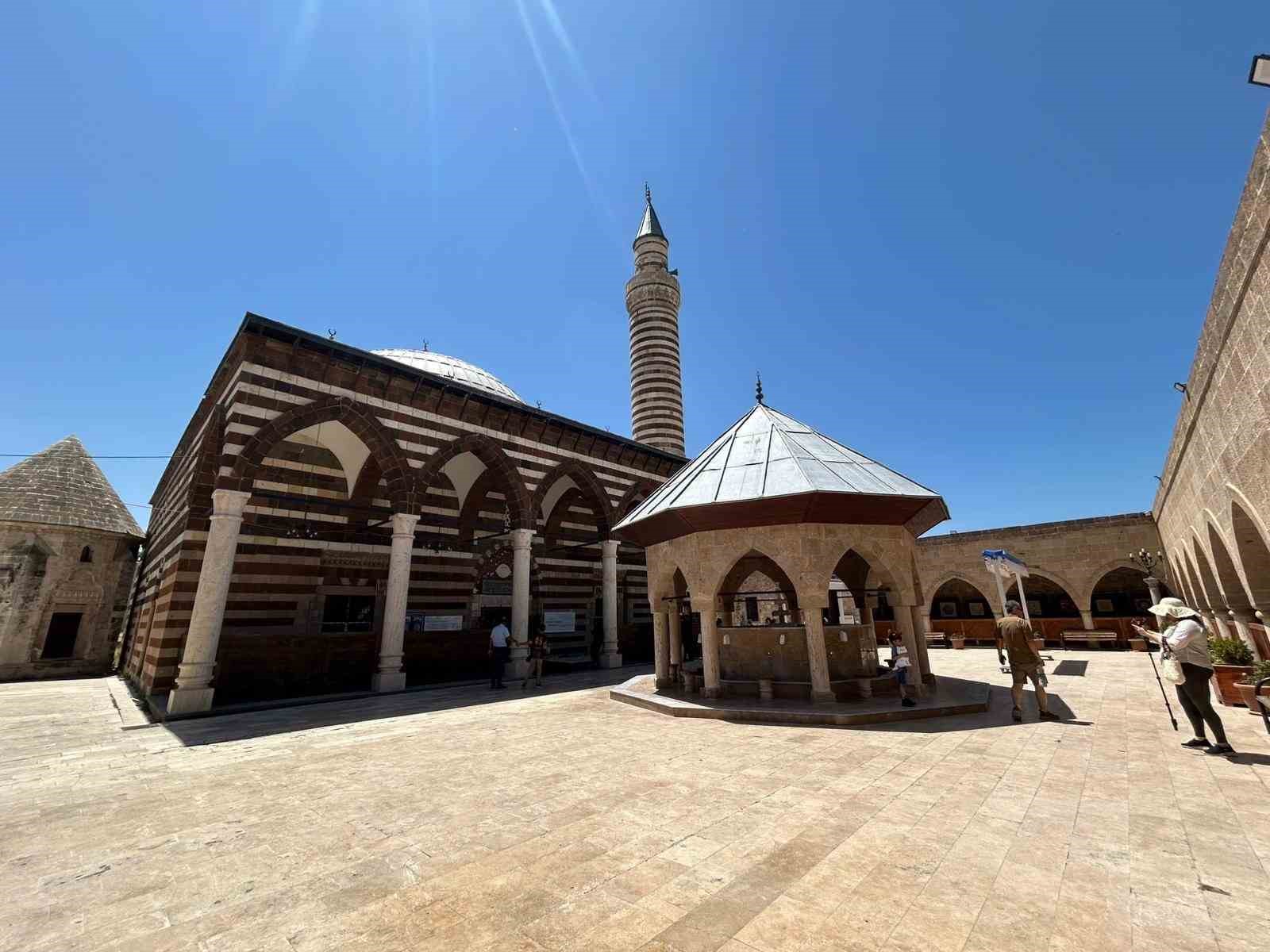 Van&rsquo;da &ccedil;ocuklar hem Kur&rsquo;an-ı Kerim&rsquo;i hem de h&uuml;sn-i hat sanatını &ouml;ğreniyor
