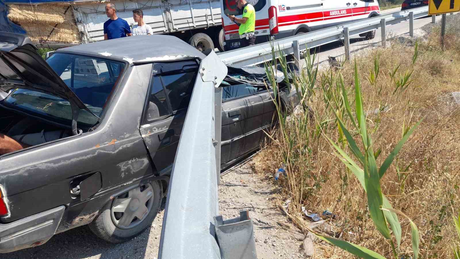 Bariyerlere saplanıp hurdaya d&ouml;nen ara&ccedil; s&uuml;r&uuml;c&uuml;s&uuml;&nbsp;yaralandı
