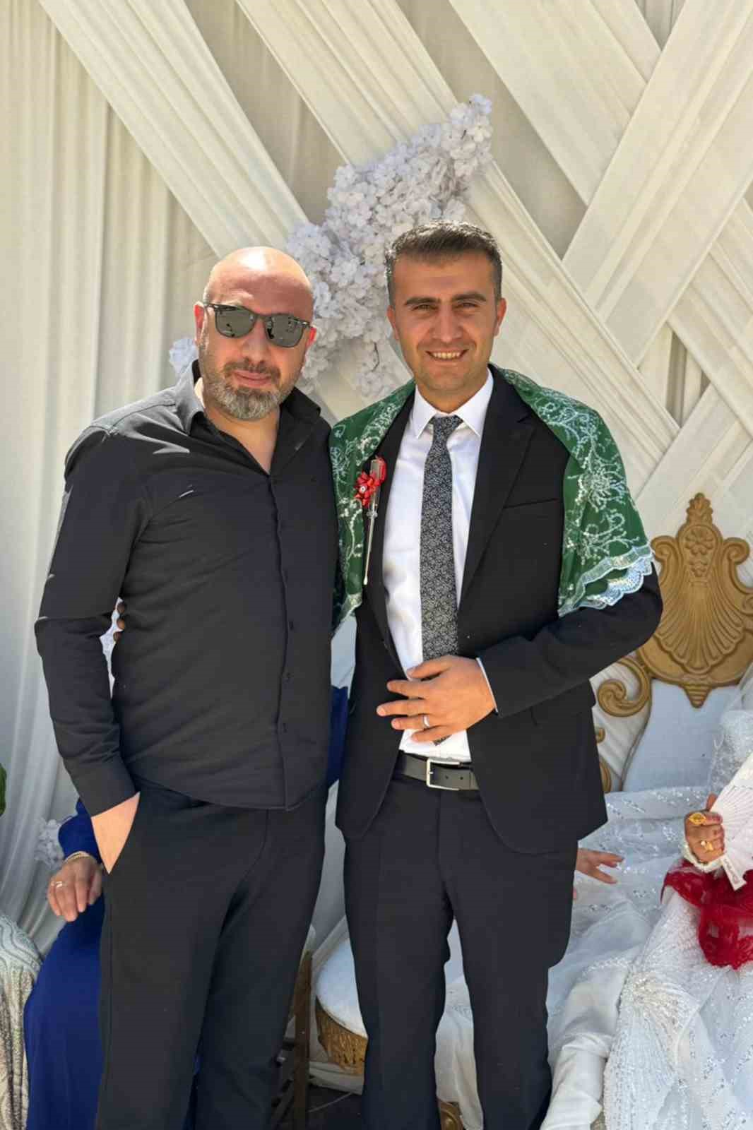 Elektrikçi damada düğünde kontrol kalemi hediye edildi