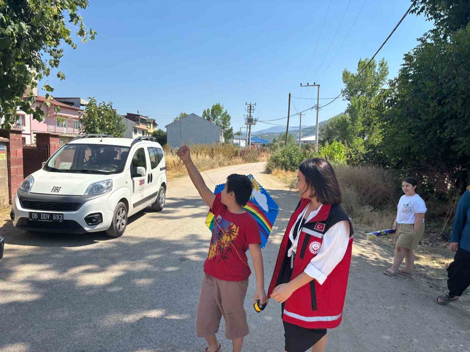 Çocuğuna uçurtma yaparken parmakları kopan babaya en anlamlı hediye