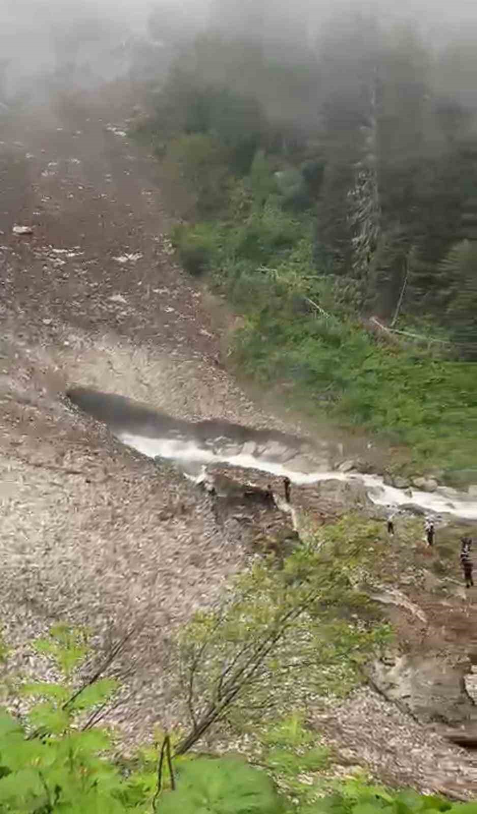 Rize&rsquo;de Galer D&uuml;z&uuml; Yaylası&rsquo;nda kar k&uuml;tlesi &ccedil;&ouml;kt&uuml;: Bir kişi aranıyor
