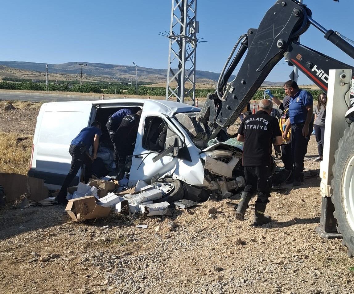 Freni boşalan hafif ticari araç aydınlatma direğine çarptı: 1 yaralı