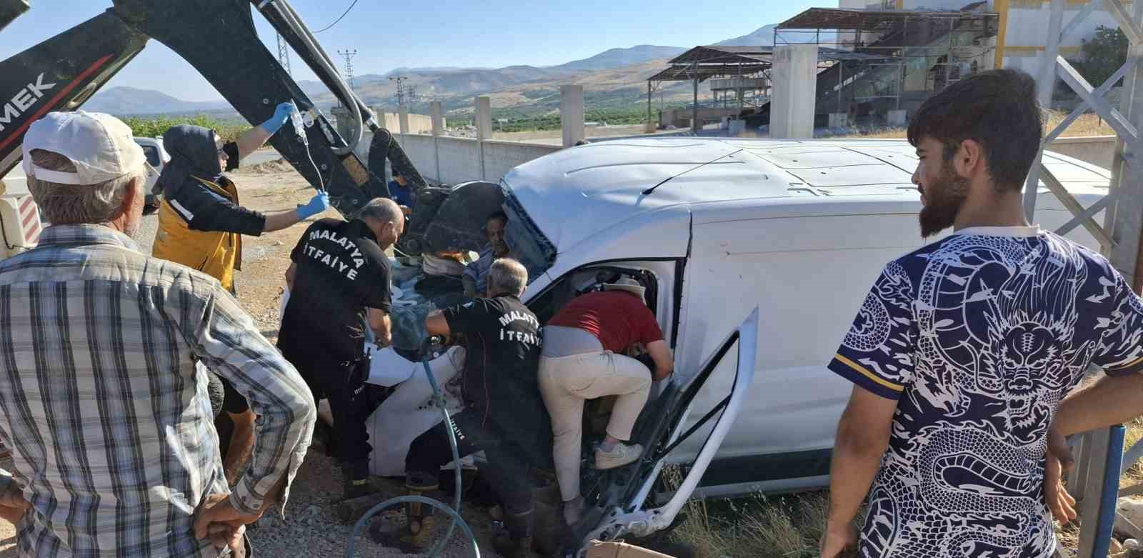 Freni boşalan hafif ticari araç aydınlatma direğine çarptı: 1 yaralı