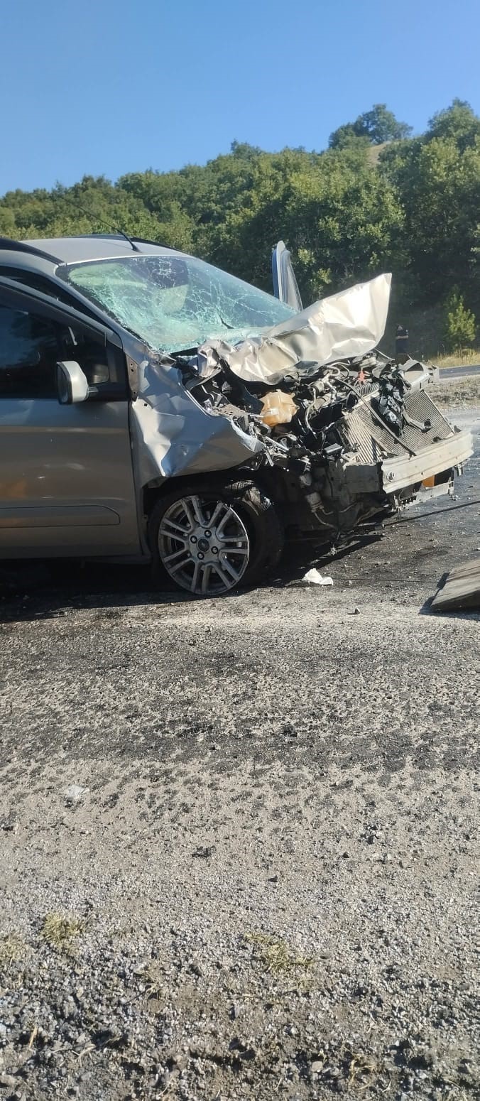 Yozgat’ta otomobil ve hafif ticari araç çarpıştı: 9 yaralı