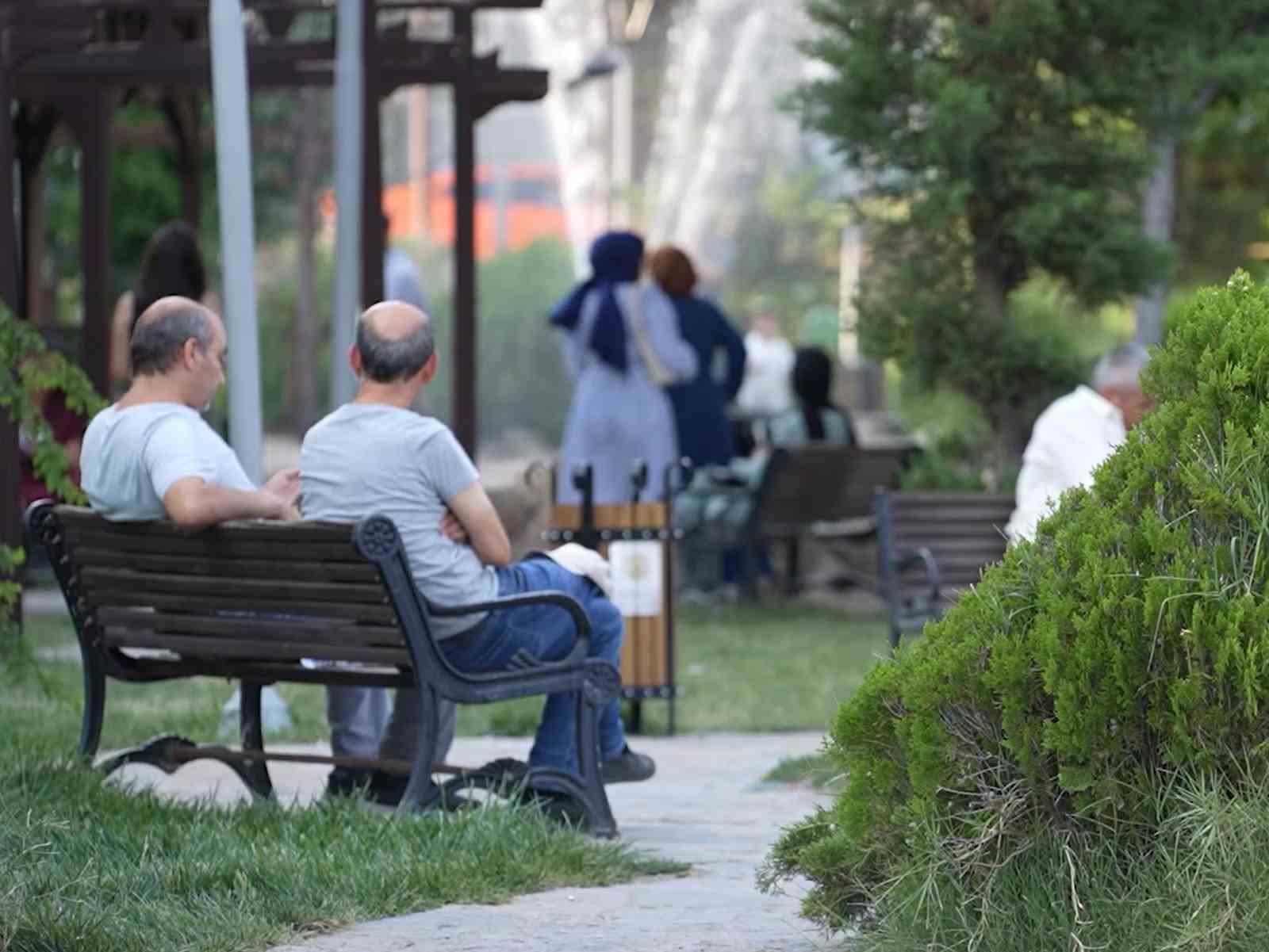Termometreler 40 dereceyi gösterdi, vatandaşlar gölgeliklerde vakit geçirdi