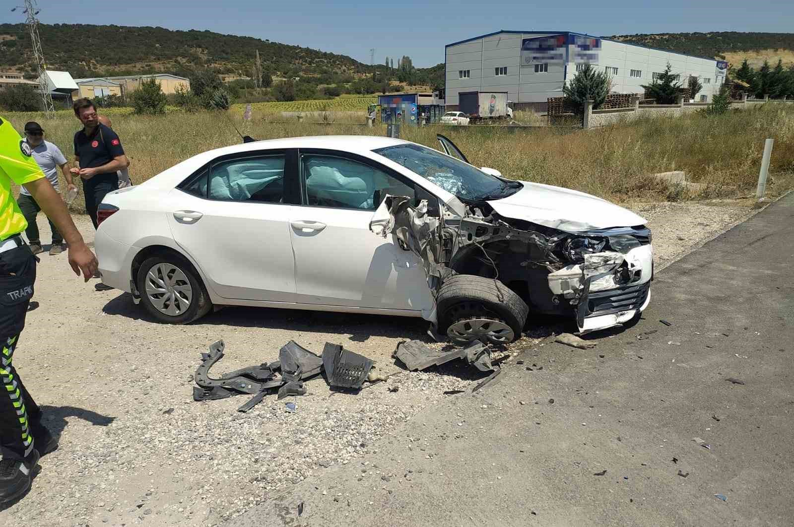 Edirne’de otomobil radar uygulaması yapan polis aracına çarptı: 1’i polis 2 yaralı