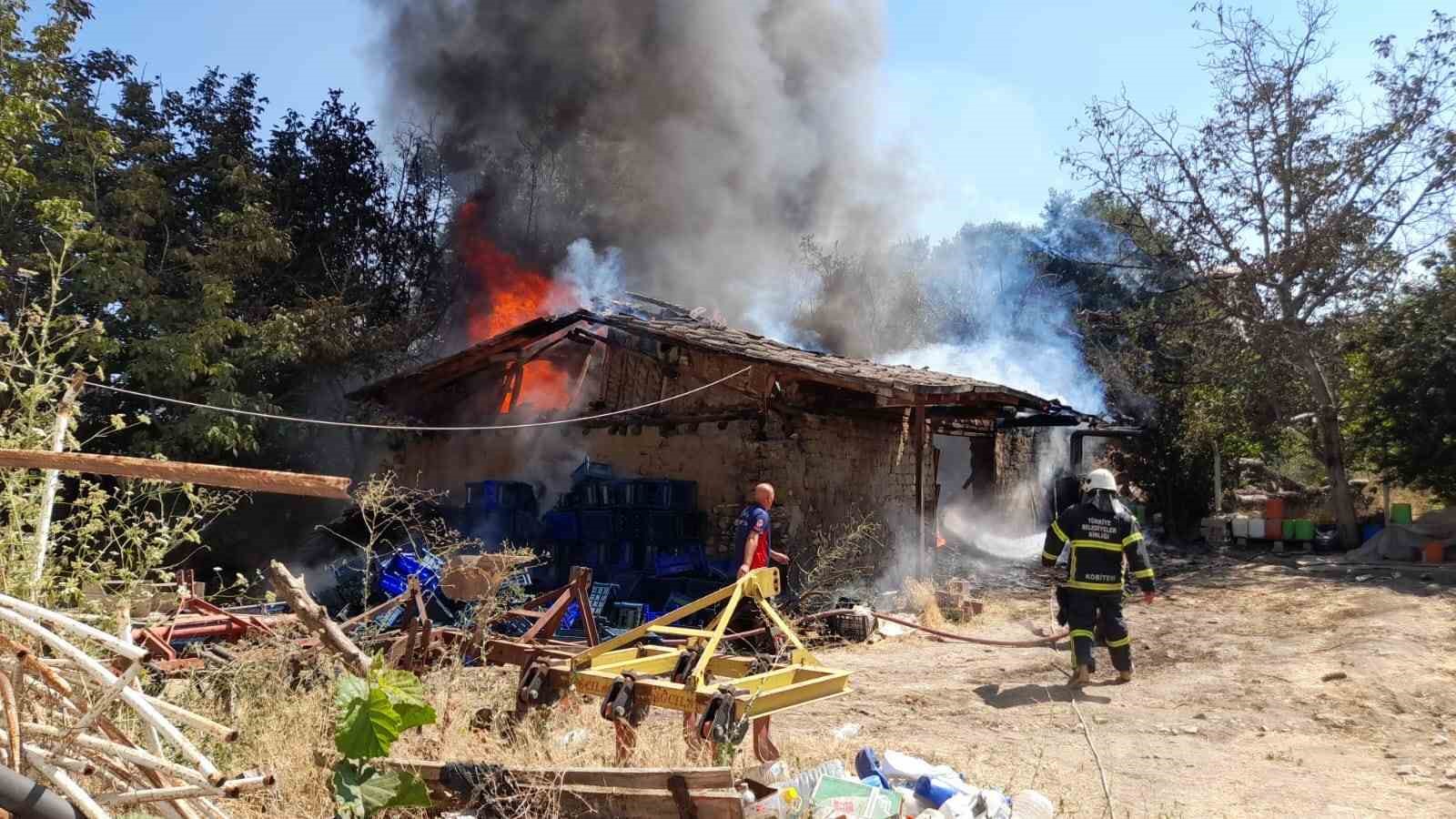 Tokat’ta samanlıkta çıkan yangında çiftçinin emekleri kül oldu