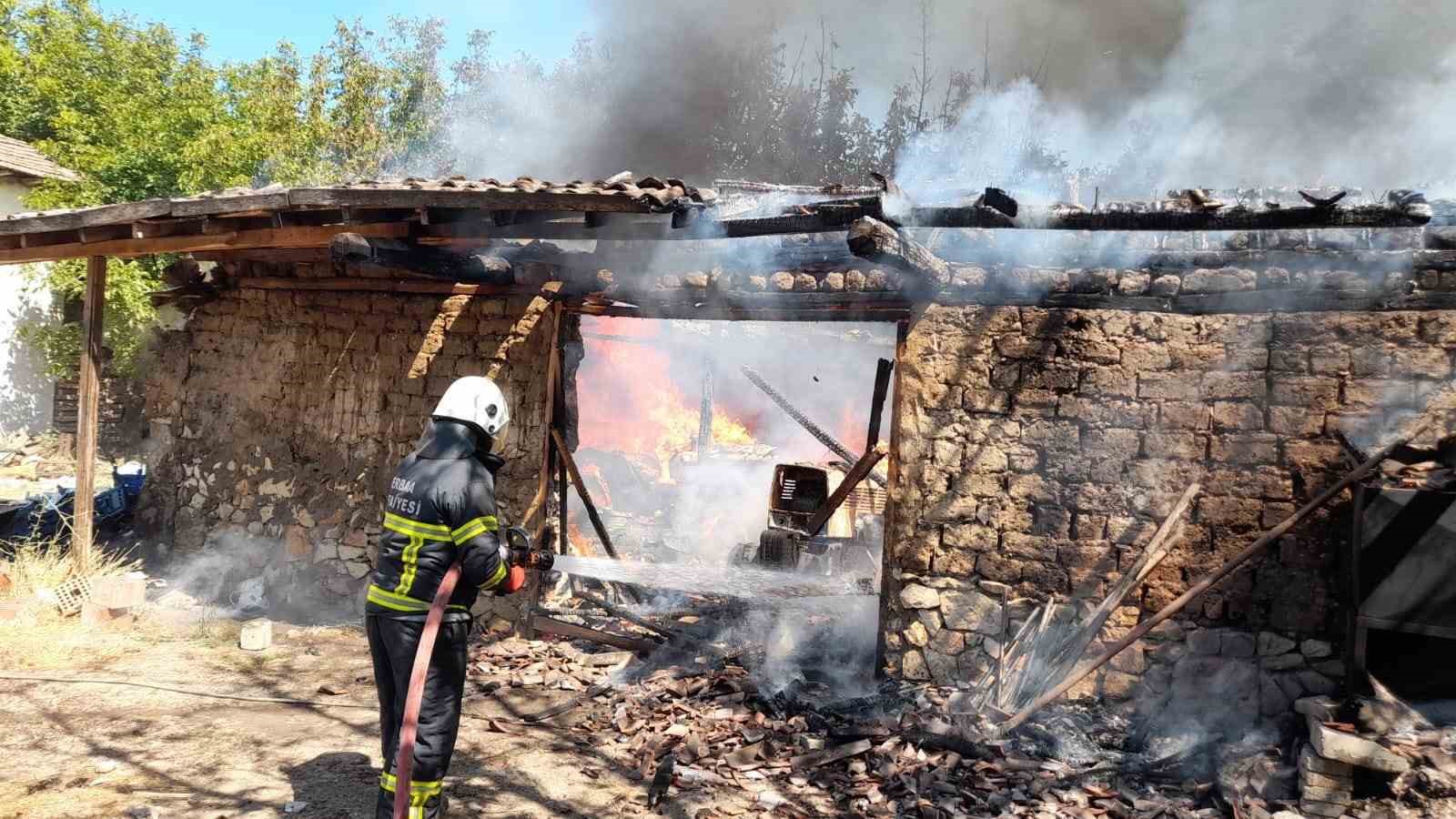 Tokat’ta samanlıkta çıkan yangında çiftçinin emekleri kül oldu