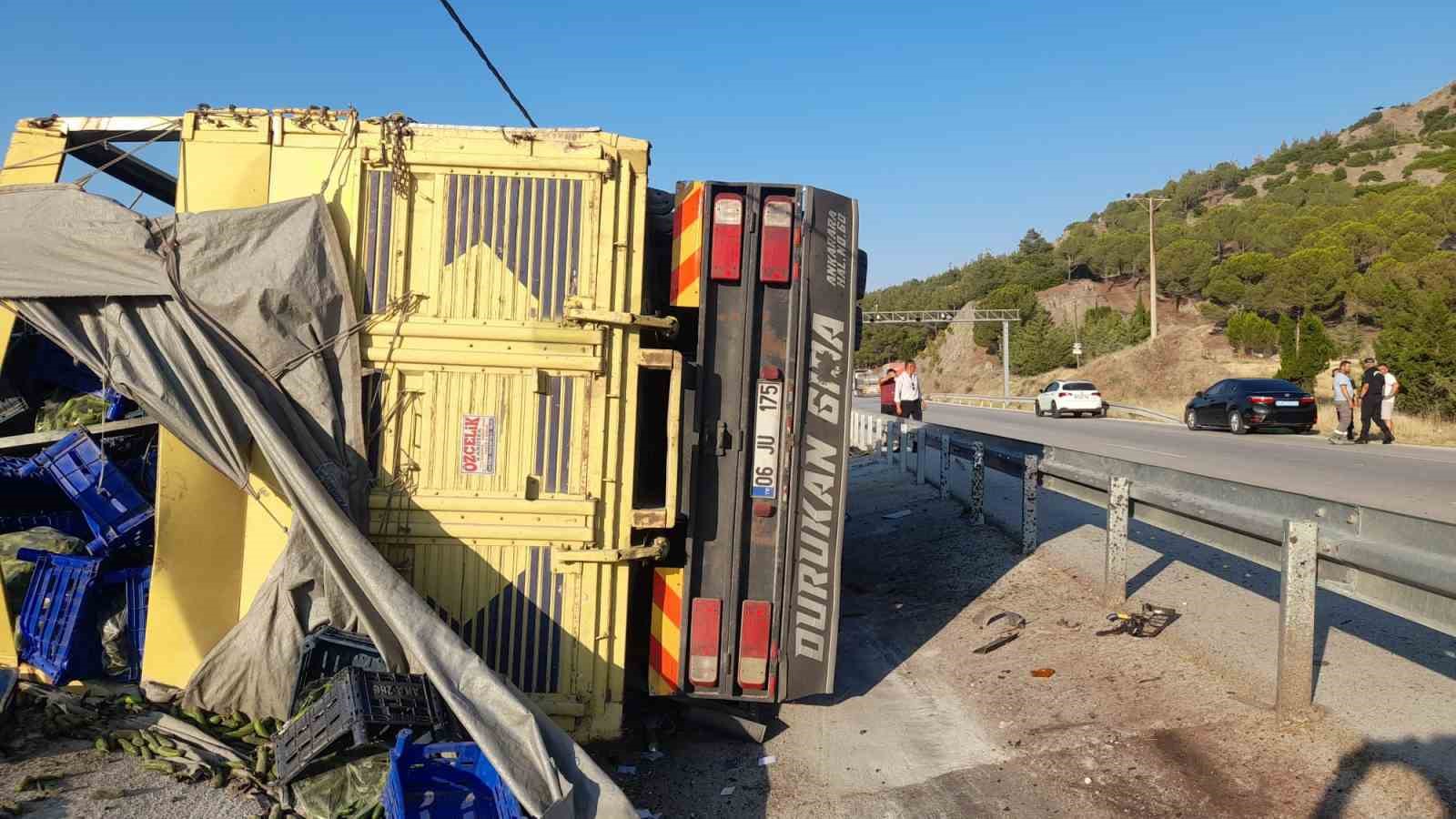 Virajı alamayan sebze yüklü kamyon refüje devrildi: 1 yaralı