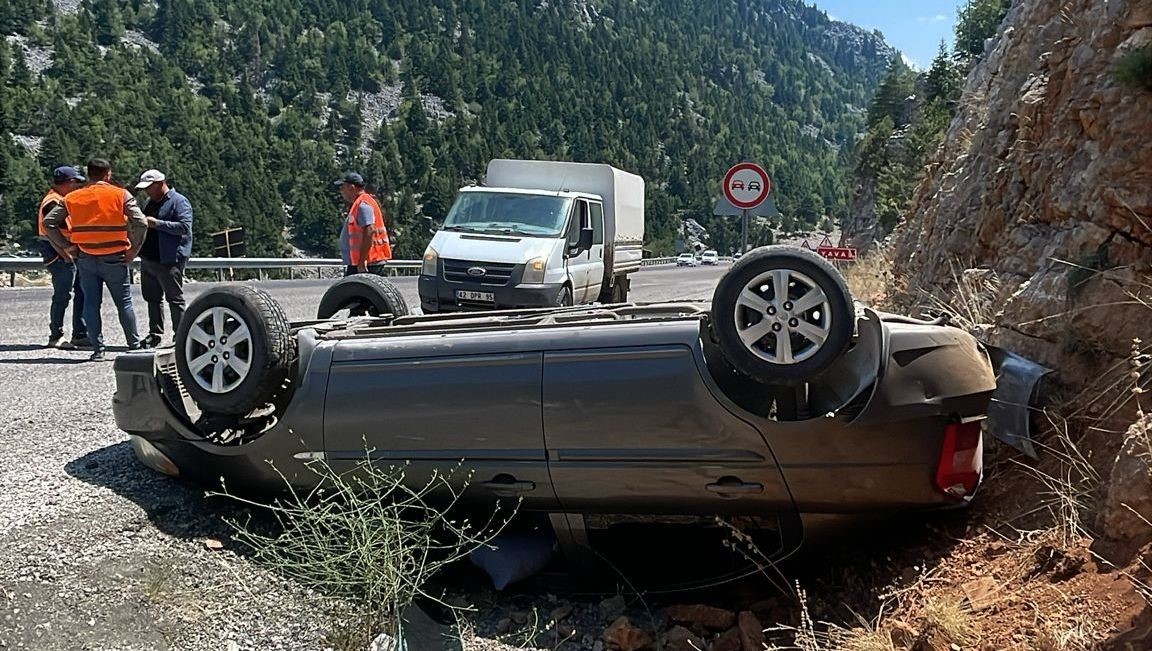 Akseki’de otomobil yoldan çıkıp takla attı: 2 yaralı