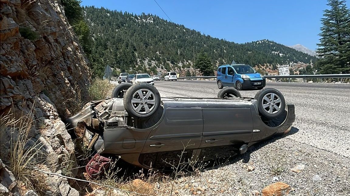Akseki&rsquo;de otomobil yoldan &ccedil;ıkıp takla attı: 2 yaralı
