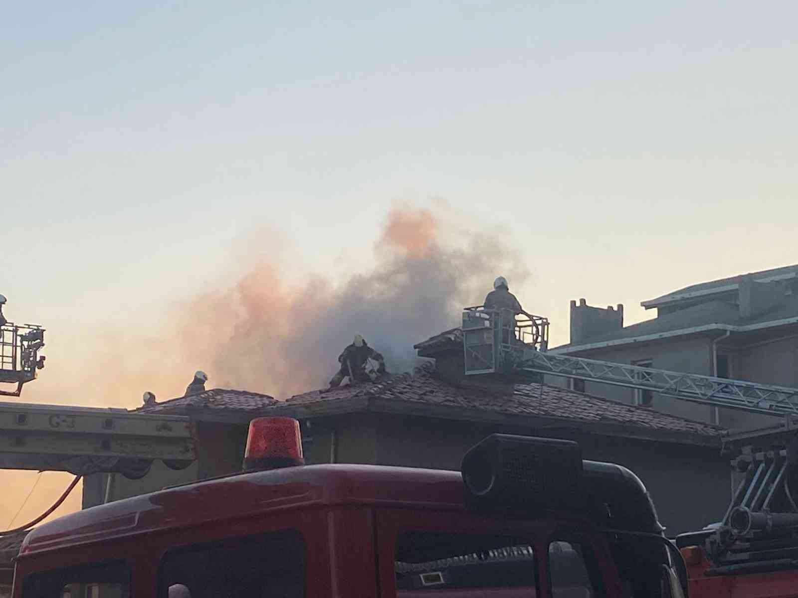 Üsküdar’da 3 katlı binanın çatısı alev alev yandı