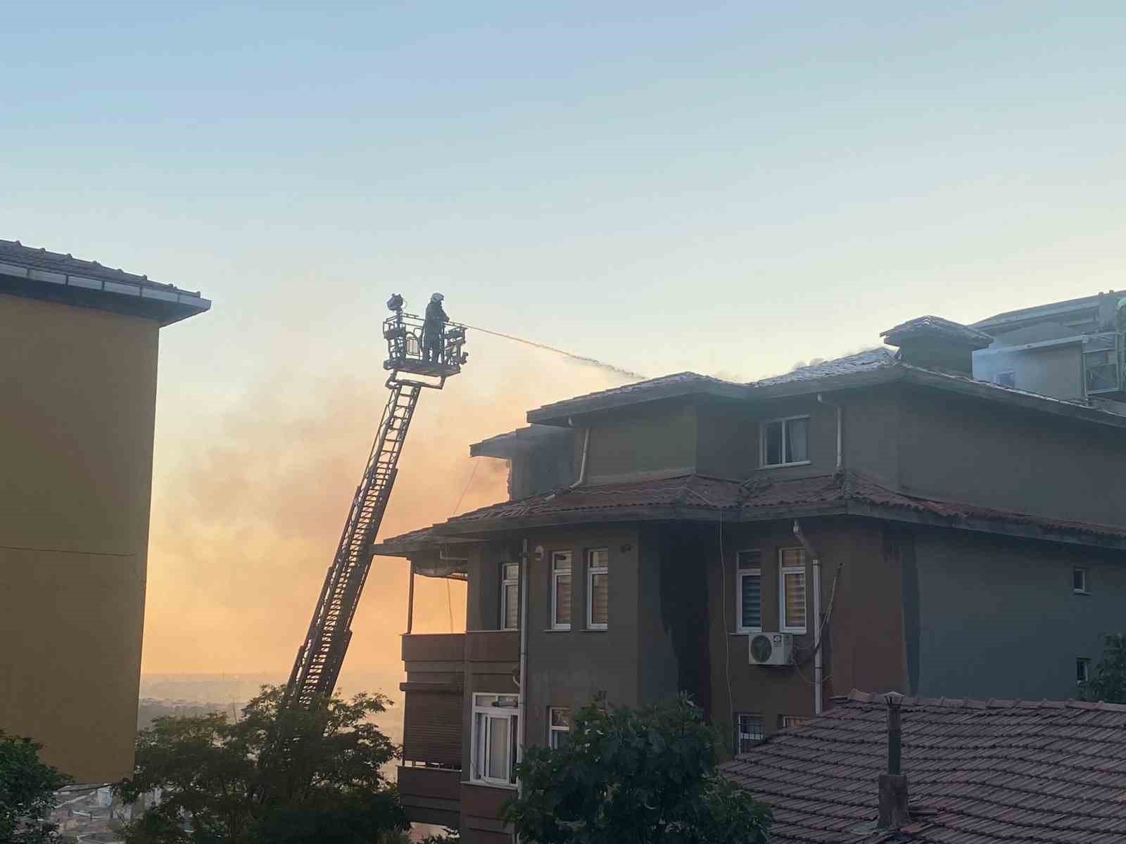 &Uuml;sk&uuml;dar&rsquo;da 3 katlı binanın &ccedil;atısı alev alev yandı
