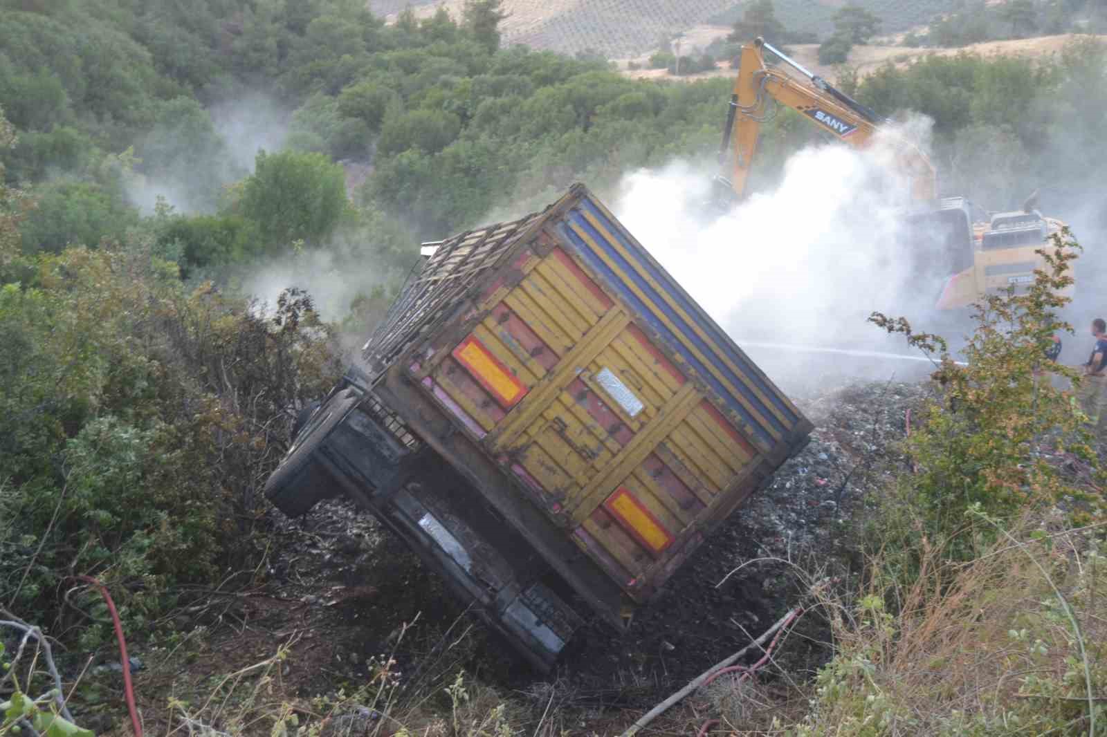 Manisa’da alev alan kamyon şarampole uçtu, yangın ormana sıçramadan söndürüldü
