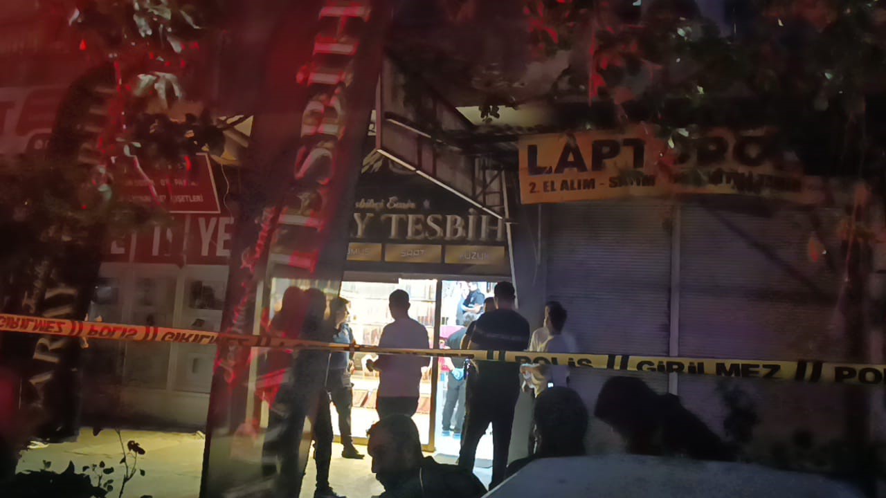 Yemek yerken çıkan tartışmada karısını öldürdü