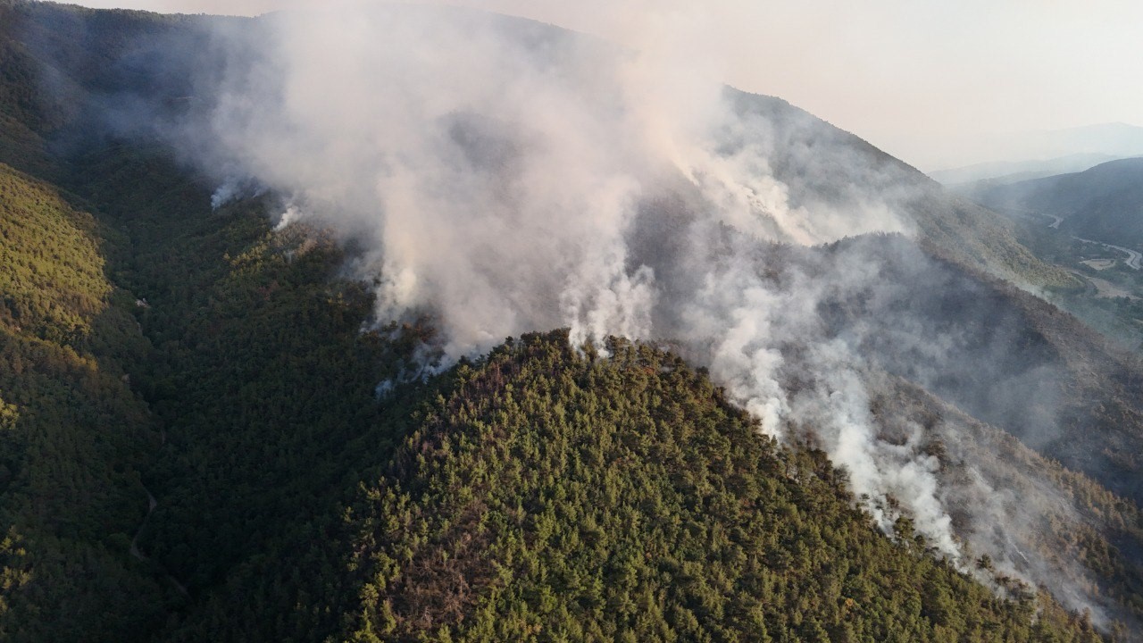 Karabük’te orman yangınına müdahale 6 saattir aralıksız sürüyor