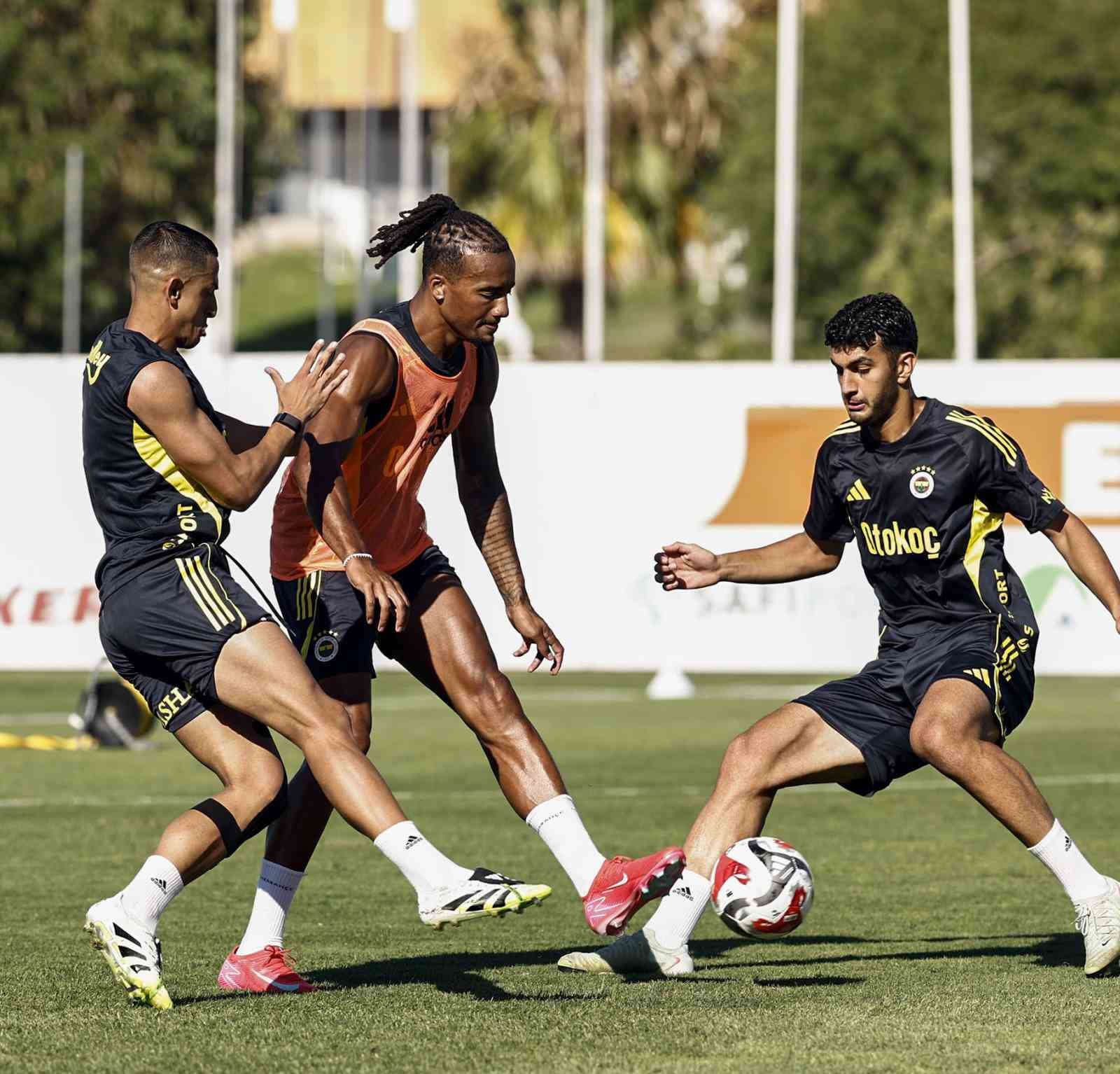 Fenerbahçe, yeni sezon hazırlıklarına devam etti